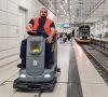 Von Montag bis Sonntag sind Piepenbrocker im Einsatz, um die U-Bahn-Tunnel für die Verkehrsbetriebe Karlsruhe sauber zu halten.