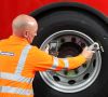 Michelin-Techniker beim Auslesen der Daten eines Lkw-Reifen. So werden Wartung und Instandhaltung für das Flottenmanagement leichter!