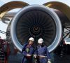 Zwei Mechaniker bei der Wartung eines Flugzeugs