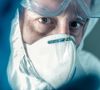 Mann mit Atemschutzmaske - die Auswirkungen des Coronavirus haben auch den Industrieservice erwischt.