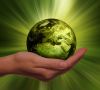 Nachhaltigkeit, grüne Erde in Hand