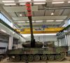 Ein Kampfpanzer Leopard 2 A6 in den HIL-Hallen in Munster. INSTANDHALTUNG durfte den Experten bei der Wartung und Reparatur über die Schulter schauen.